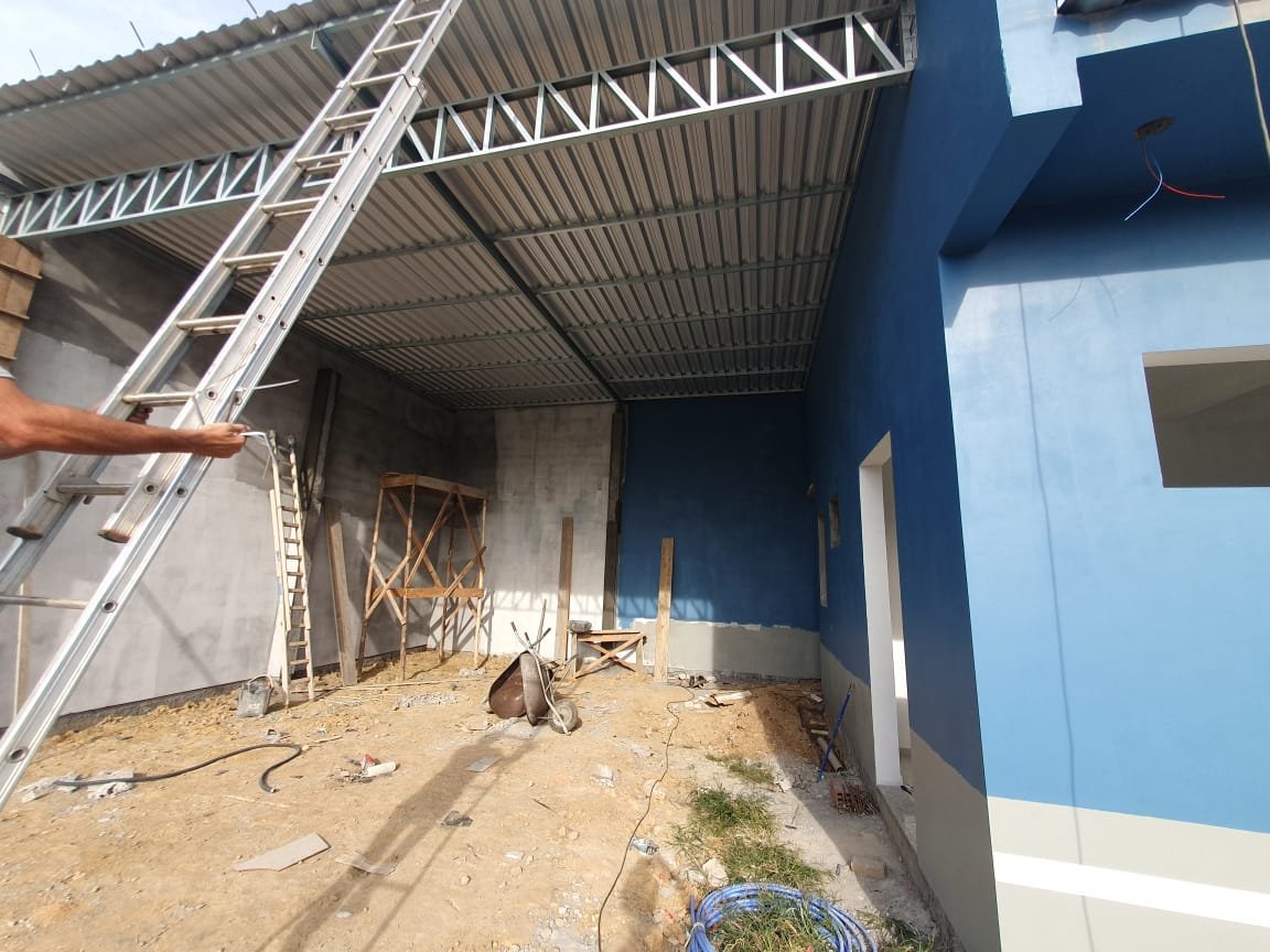 Instalação de cobertura apoiada em estrutura metálica